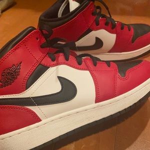 jordan 1 mid chicago black toe